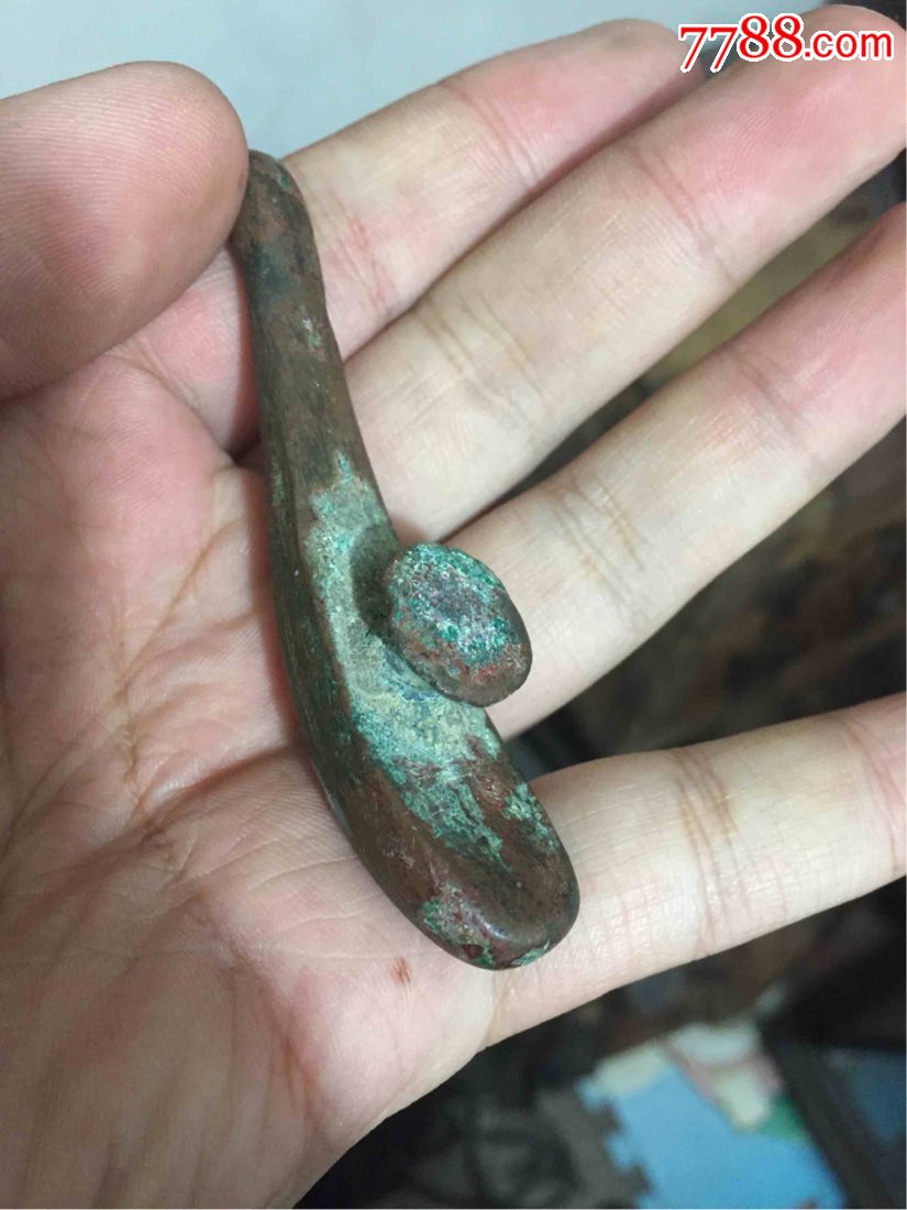 出土镀金青铜带钩一个