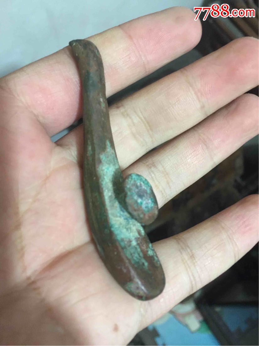 出土镀金青铜带钩一个