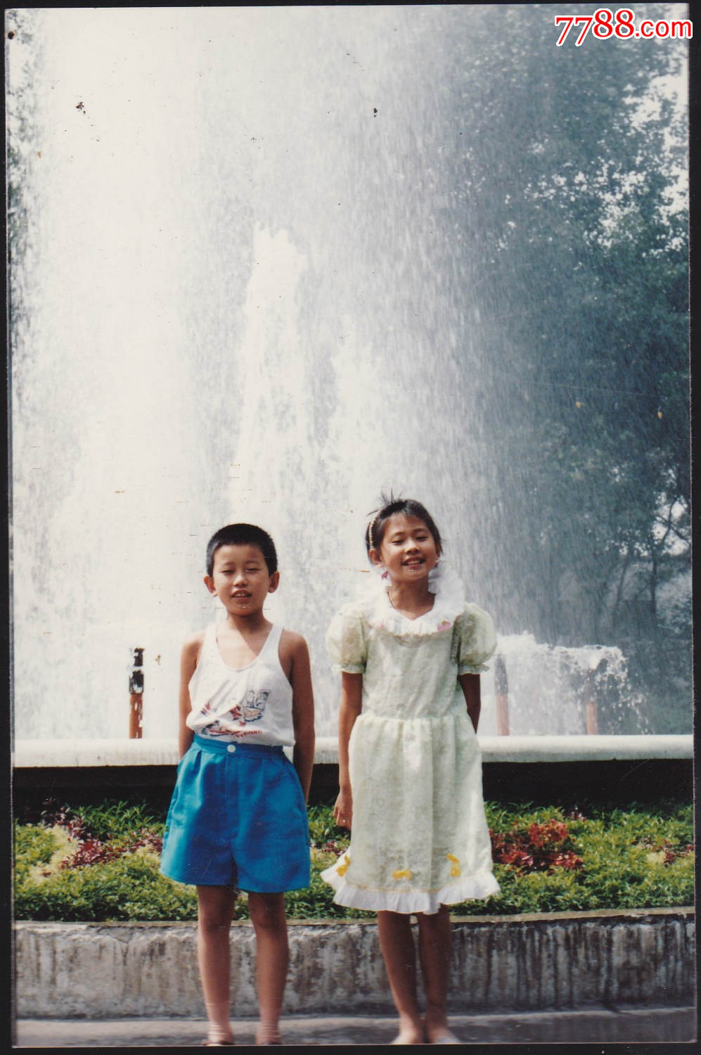 80年代儿童系列--男孩女孩喷泉下合影