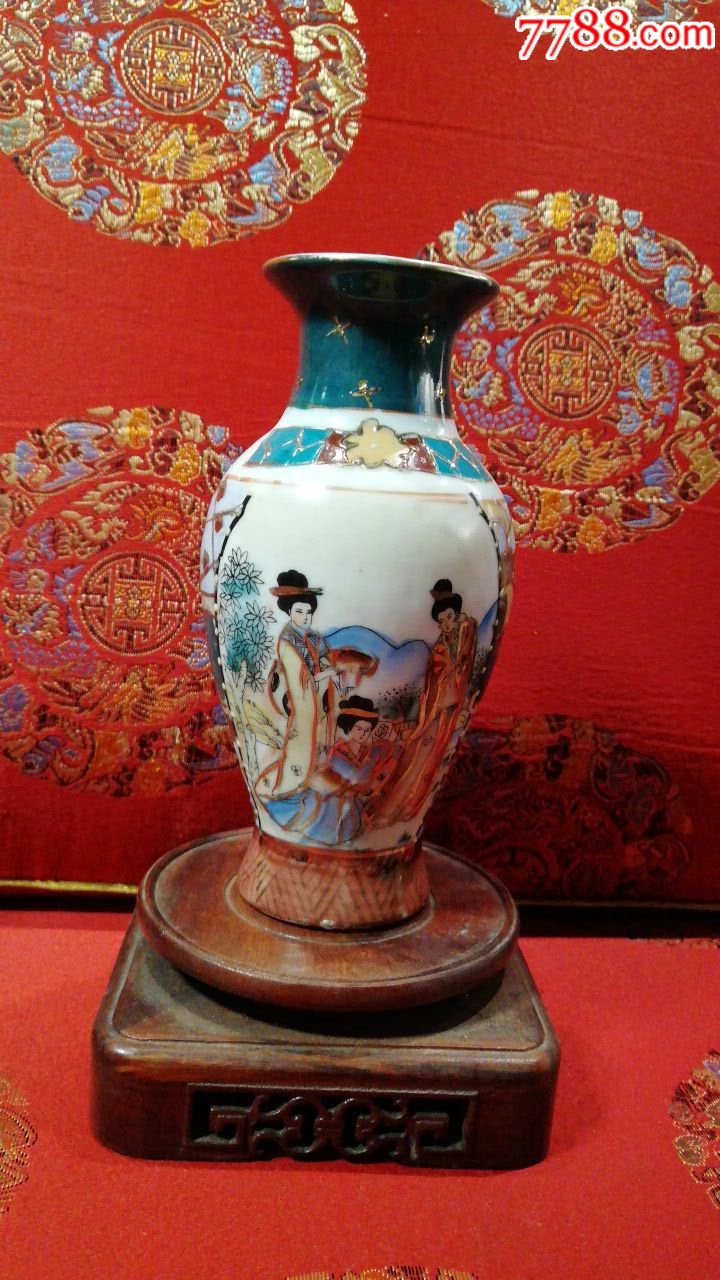 扬彩描金仕女图鱼尾瓶