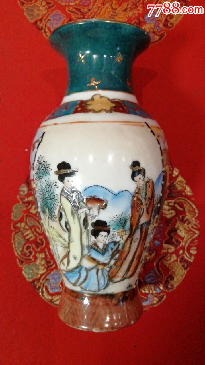 扬彩描金仕女图鱼尾瓶