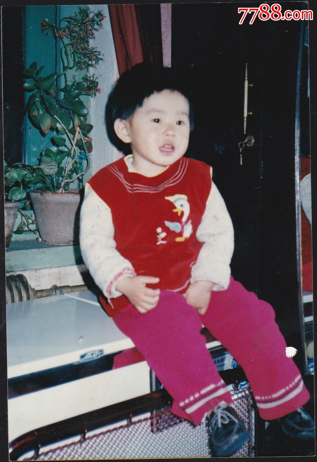 80年代儿童系列小女孩坐在窗台上留影