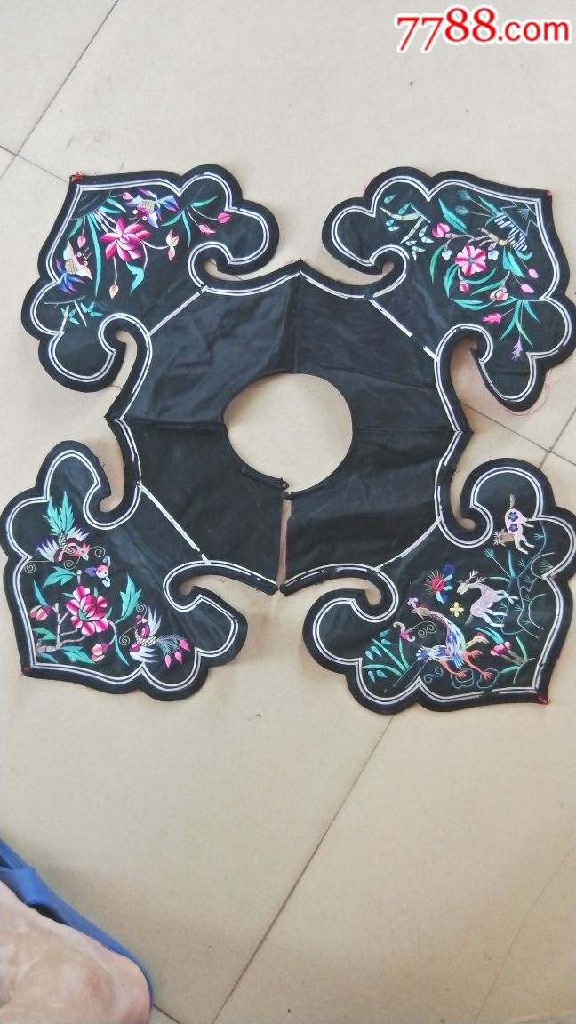 清代刺绣花卉和动物图案云肩一个