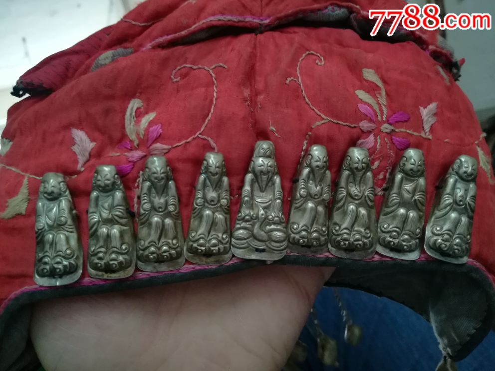 一套带帽子的银饰