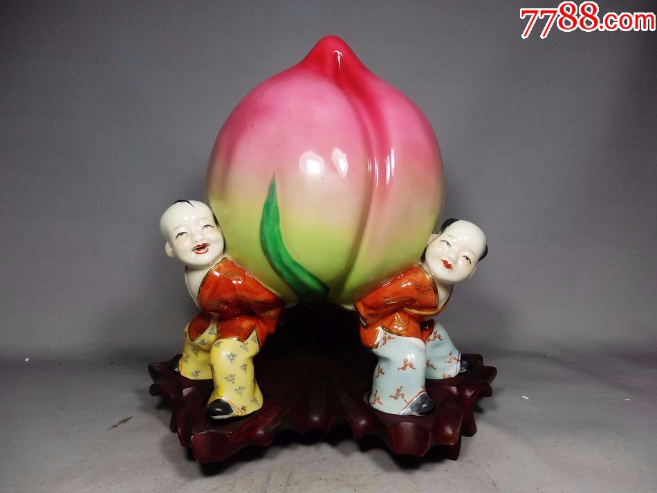 民国特大号粉彩童子捧桃塑像