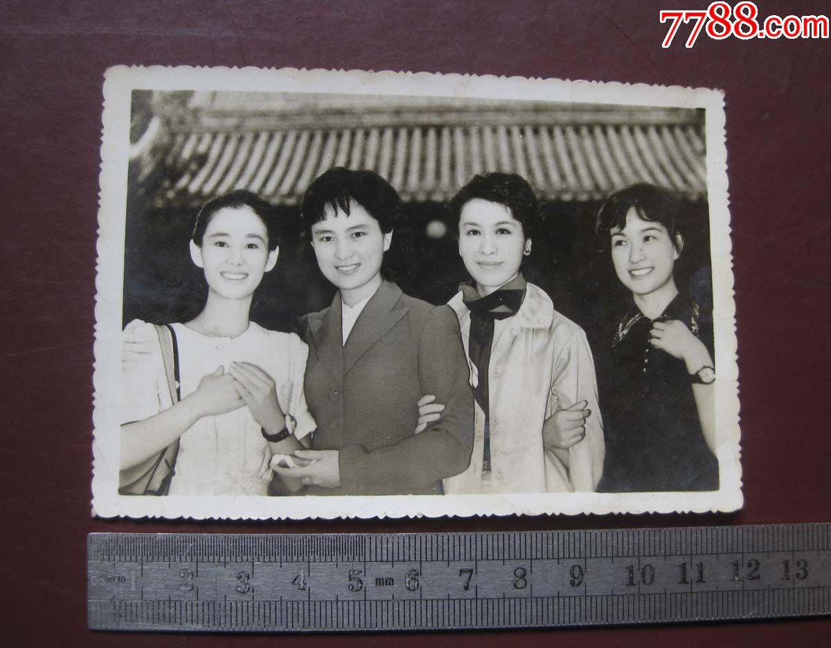 品种: 老照片-老照片 属性: 小型合影照,80-89年,,,黑白,,4.
