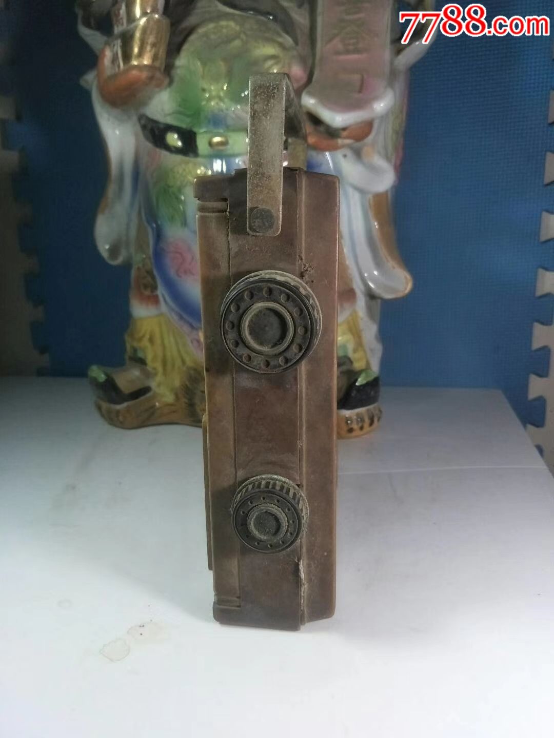 民国时期一个不能用的手提戏匣子,()品相如图,保老保真,时代特色明显