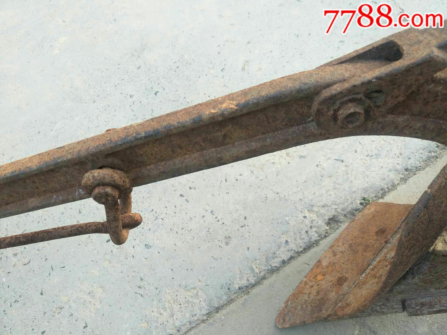六十年代的老铁犁,品相好,完整.适合民俗博物馆陈列使用.