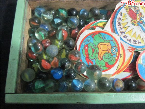 上世纪80年代童年宝物一盒玻璃弹珠卡通人物啪叽一组.