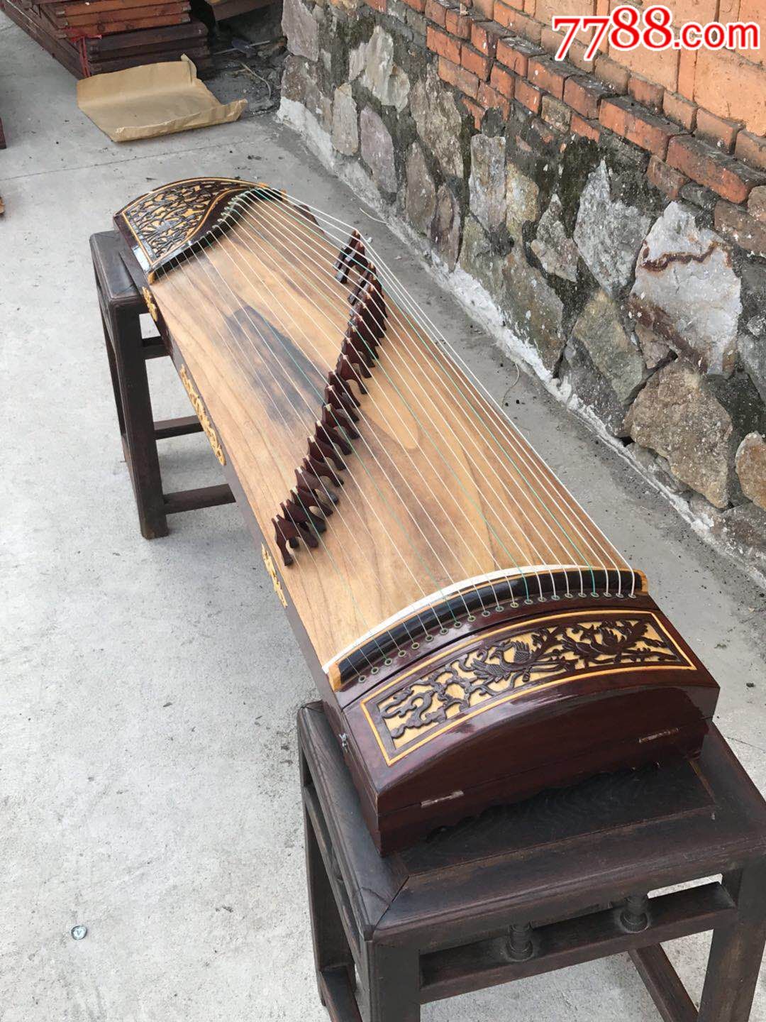 民国老柚木雕刻花鸟古筝一个.做工精细,保存完好,能正常使用.