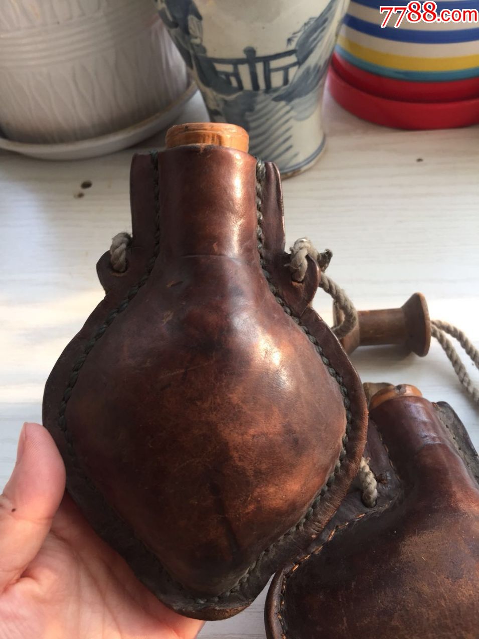 老牛皮酒壶2个,包浆漂亮,保存完好,品相如图,特价320包快递