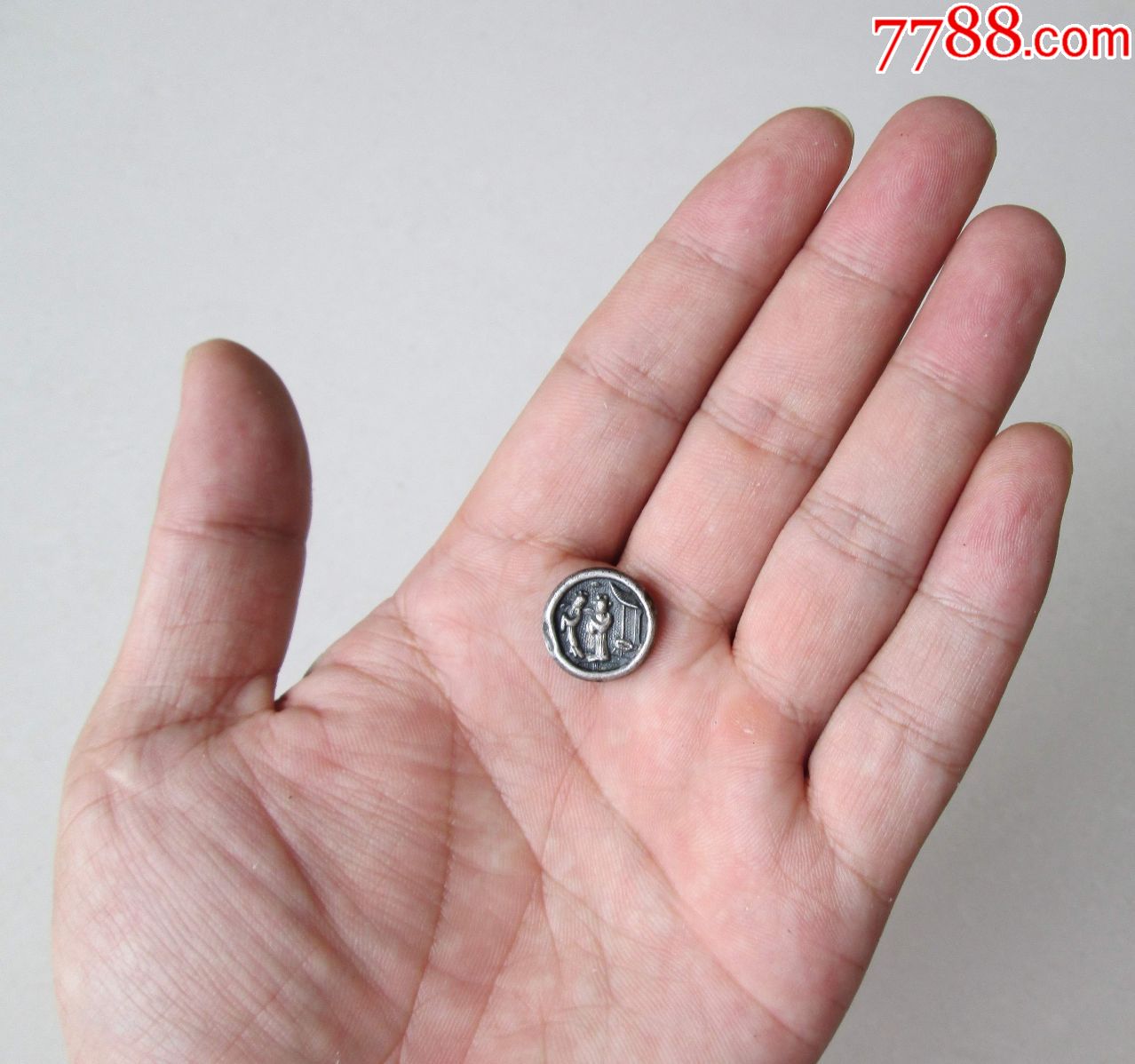 清代王裕源足纹亭台人物银纽扣