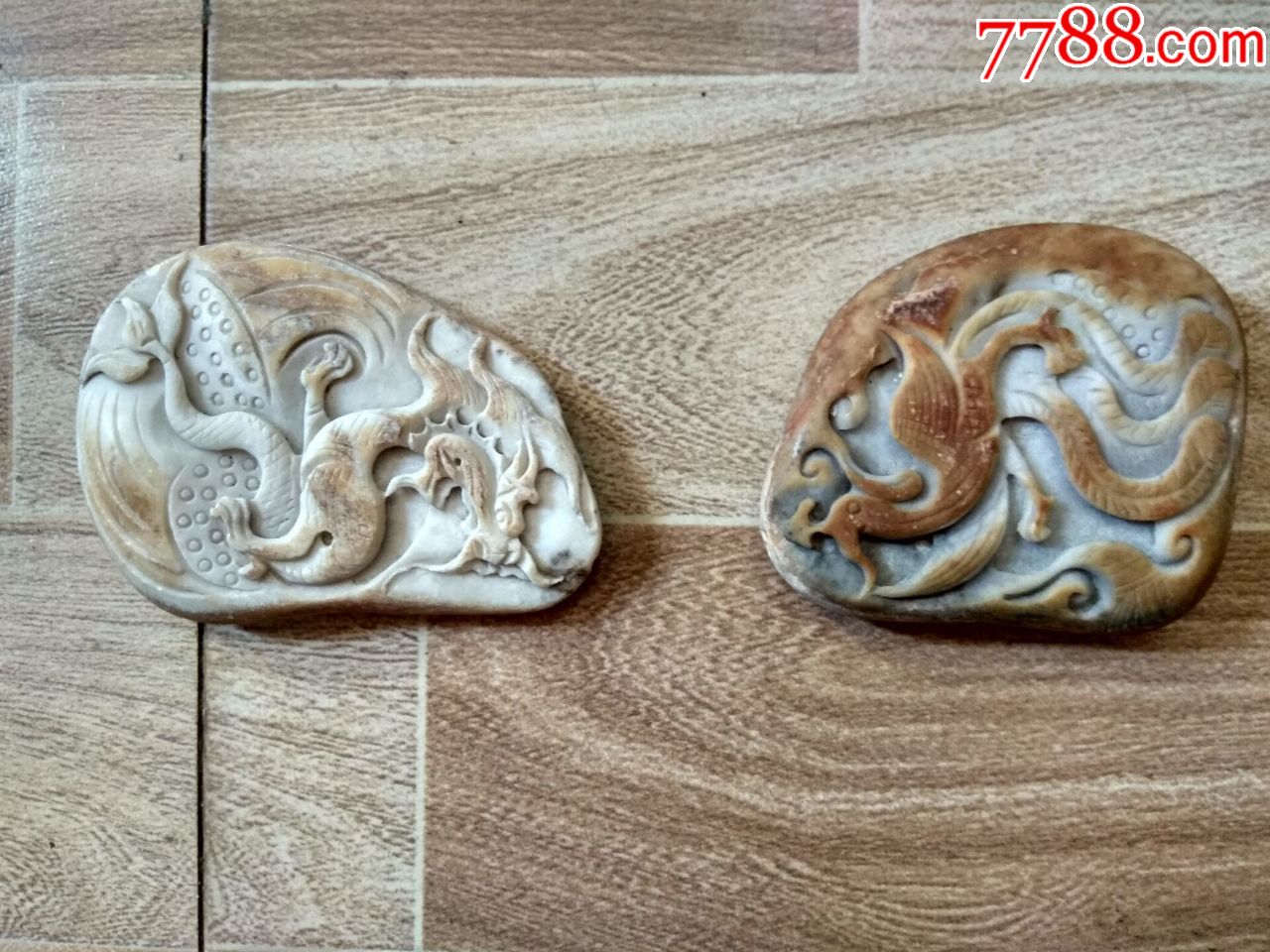 两块鹅卵石雕刻龙凤图案