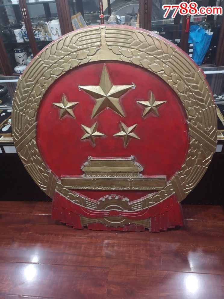 唐山建国时期,政府门前的徽章