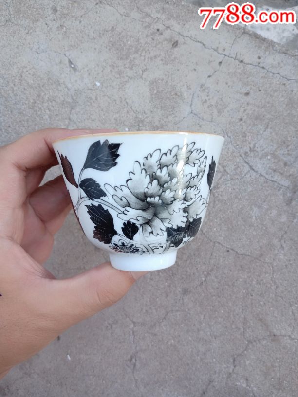 漂亮的墨彩茶杯