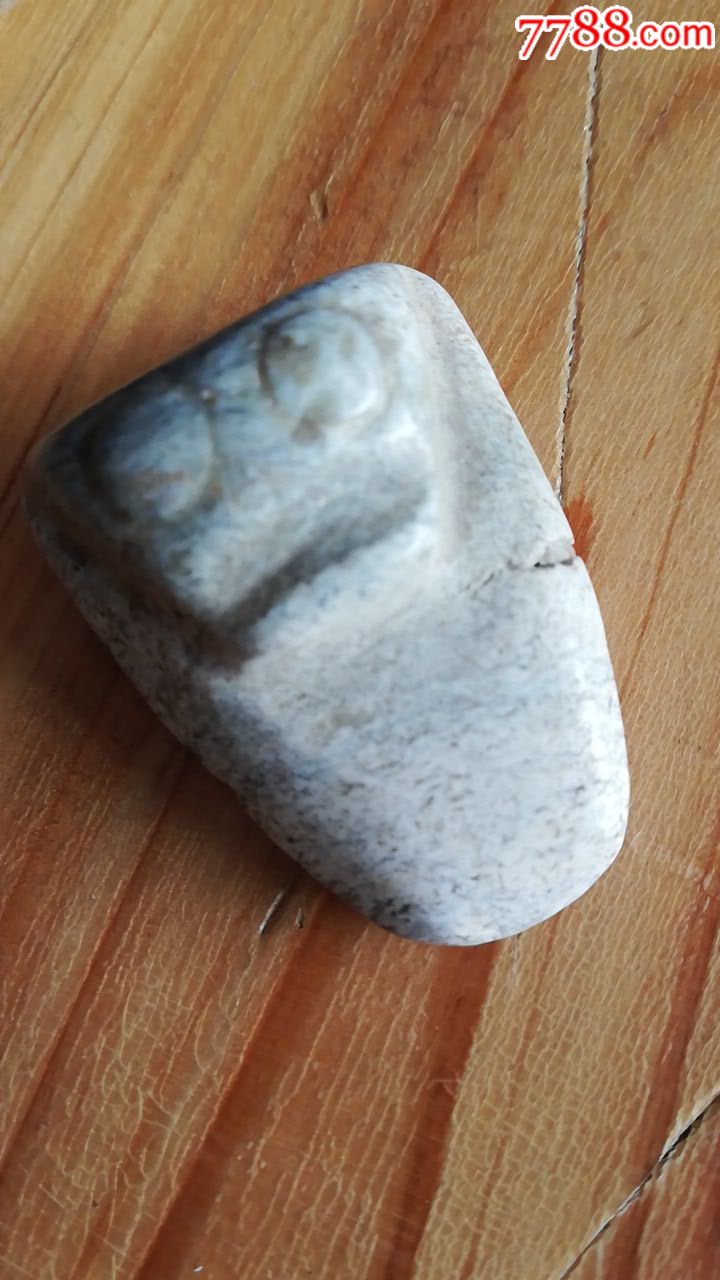 老玉雕刻的图腾形瑞兽把玩挂件