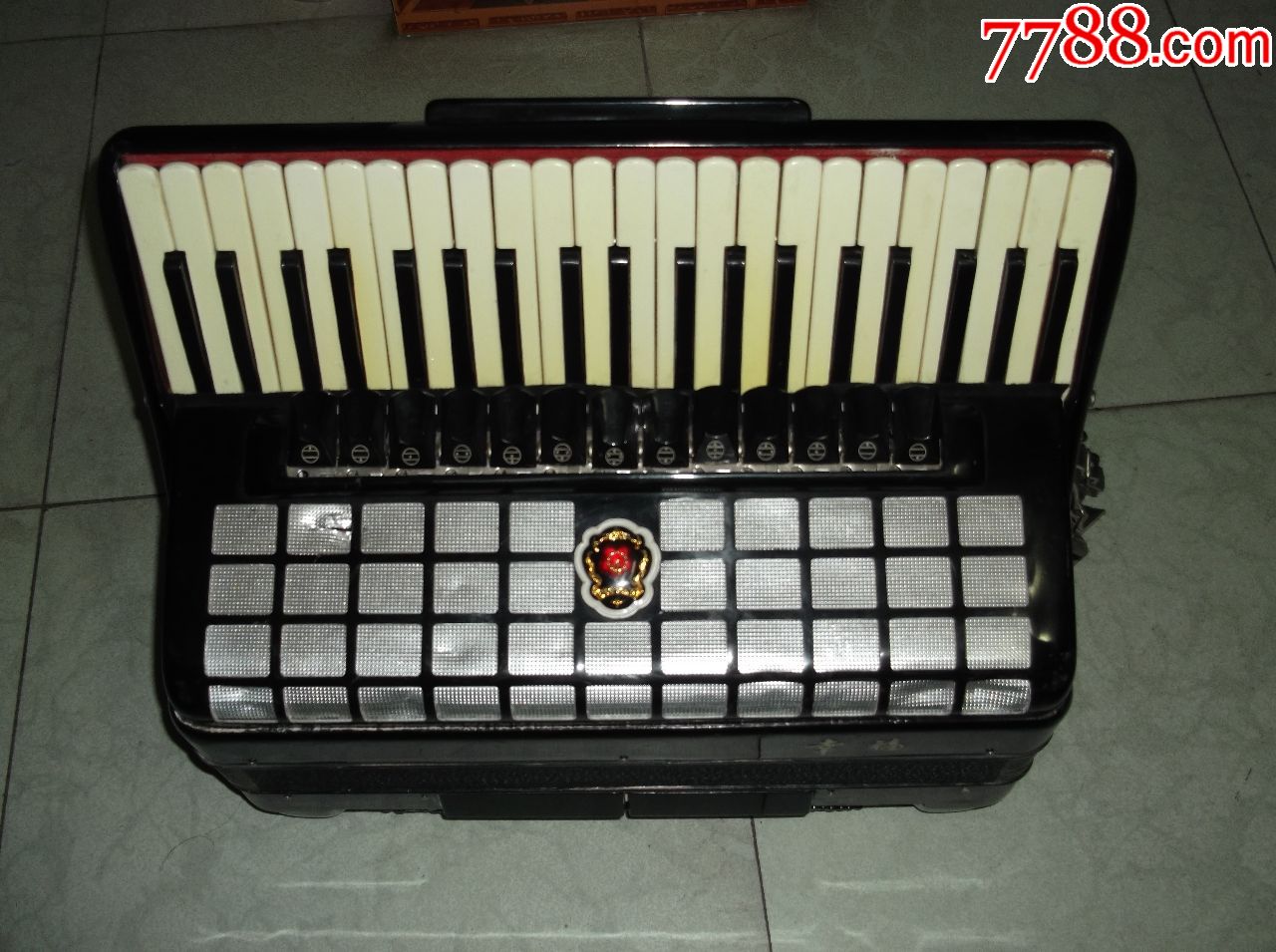 幸福牌120贝司老手风琴