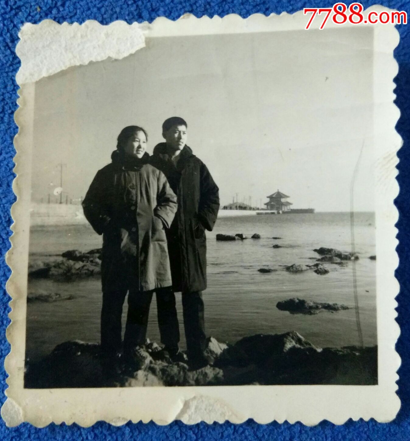 青岛栈桥边冬天小两口穿风雪衣合影