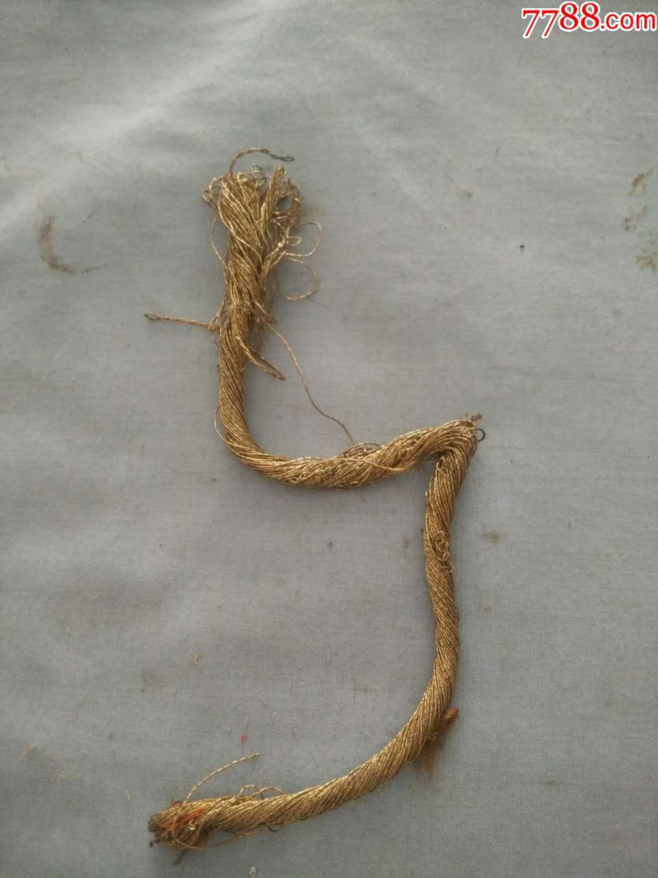 (箱4)清代刺绣盘金绣用老金线一捆,尺寸23*0.5cm