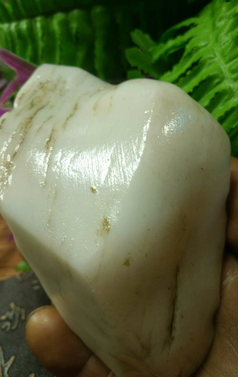 260克戈壁羊脂玉籽料.