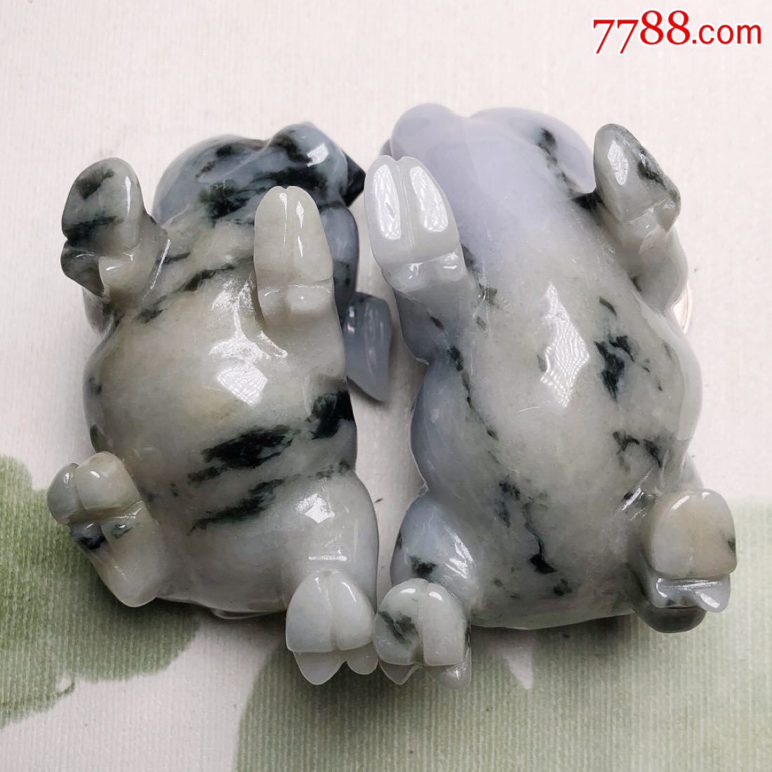 天然a货翡翠可爱么么哒花猪一对,可作把件或摆件,玉质细腻,雕工精美
