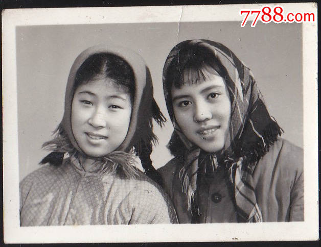 戴围巾美女合影