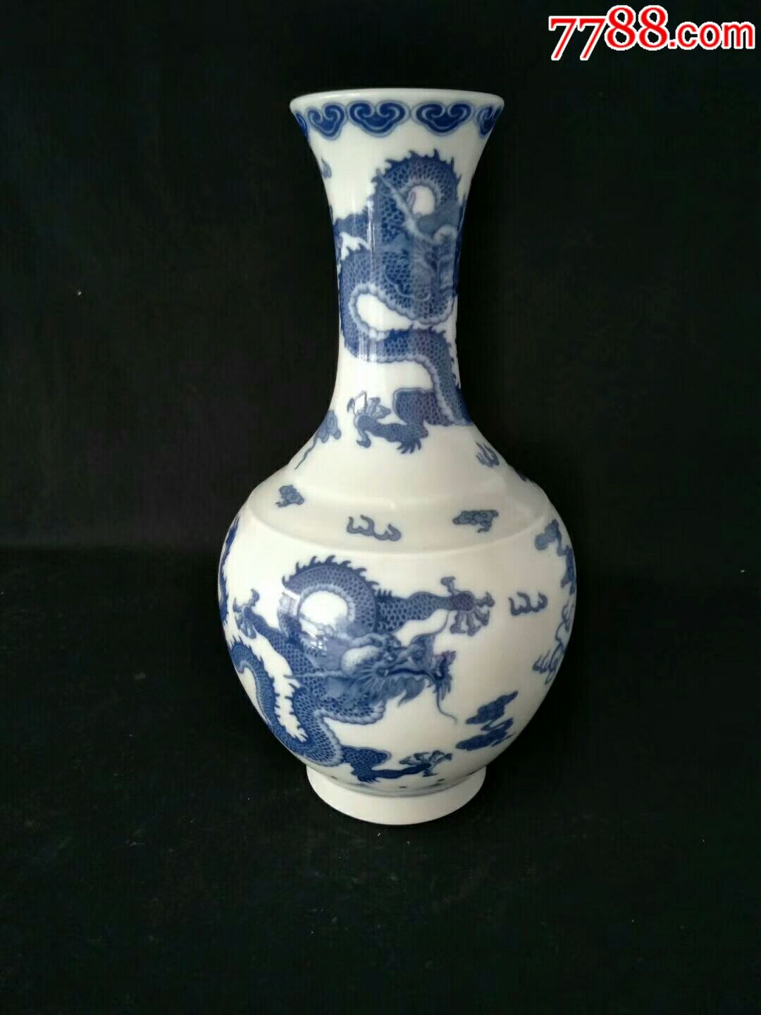 龙纹青花瓷花瓶