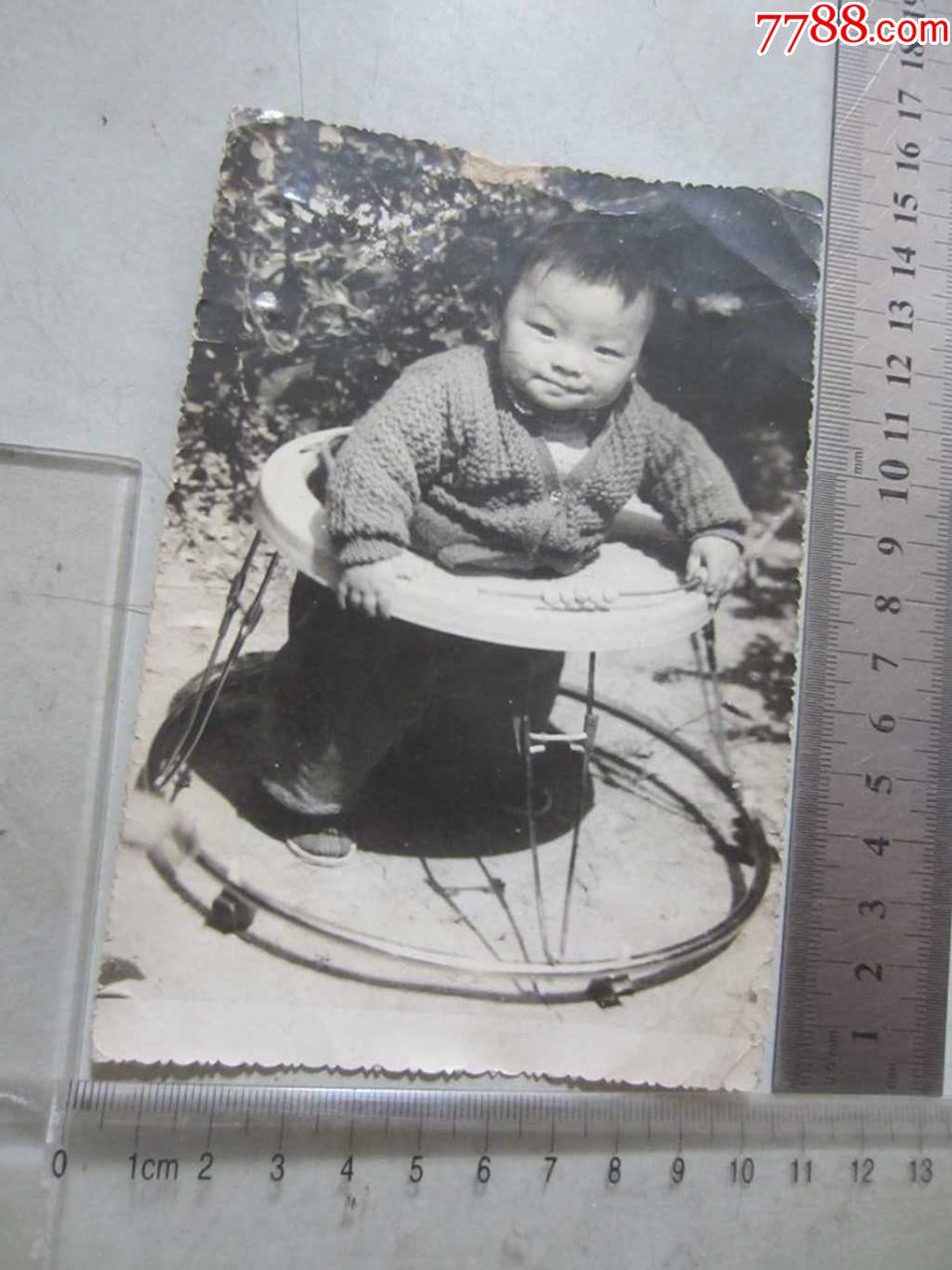 宝宝学步车里留影(老照片)