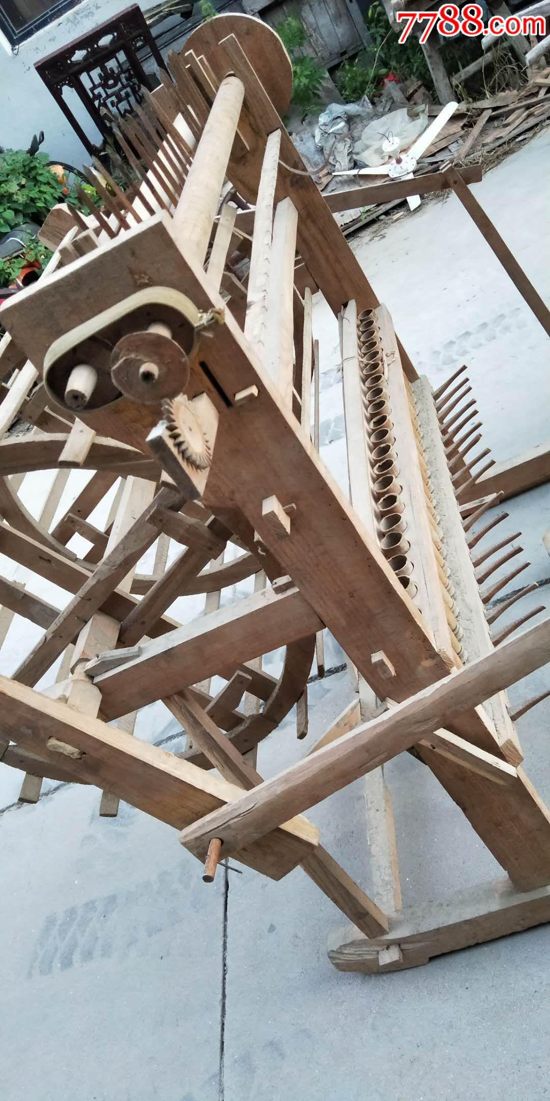 抗日战征时为支援前线纺花车一件原头货全品榆木能正常使用品象如图