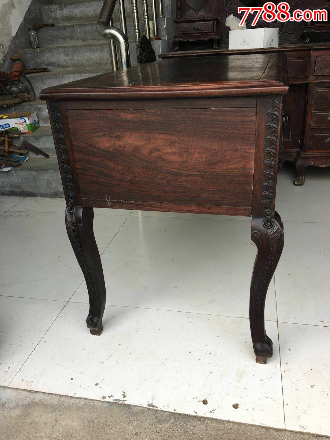 民国时期大资本家用的老红木欧式老虎腿五抽雕花帐桌一个.做工精细.