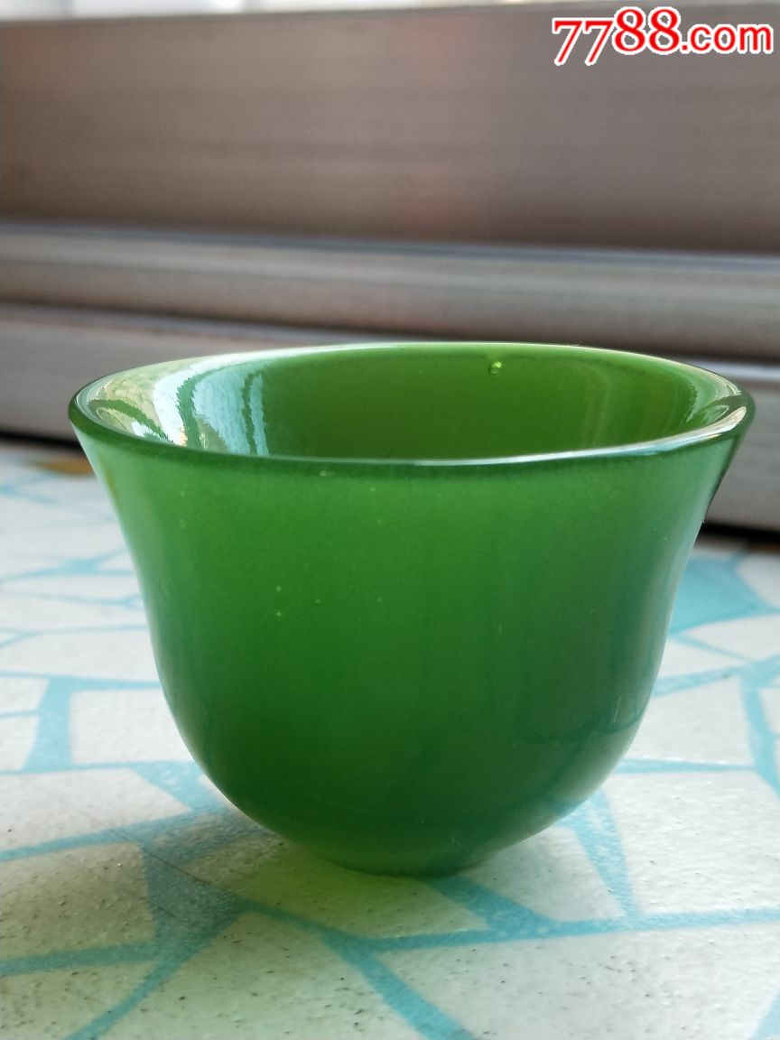 漂亮的绿色老琉璃杯子