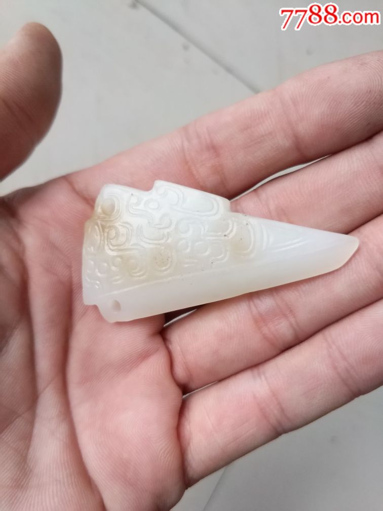 一块没看懂的白玉三角形挂件