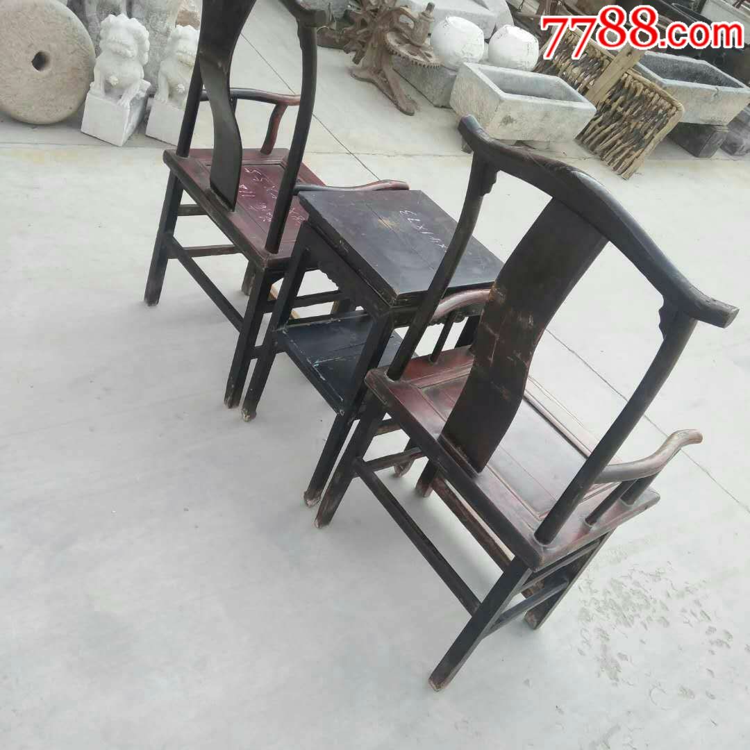 清代榆木三件套组合,官帽椅四出头做工,自然包浆,完整坚固,望板刻有