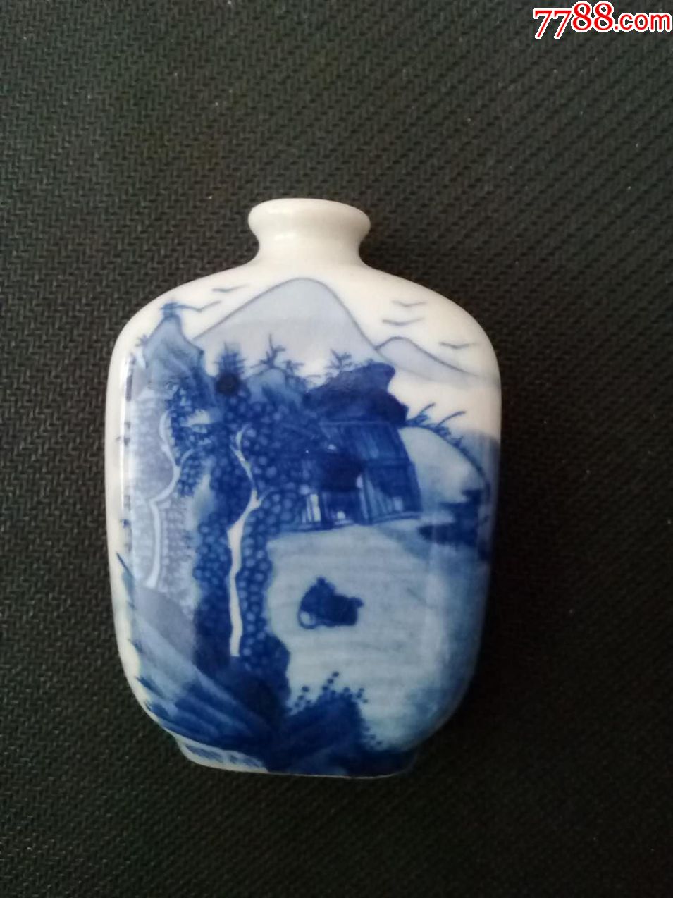 青花山水人物纹鼻烟壶小叶款