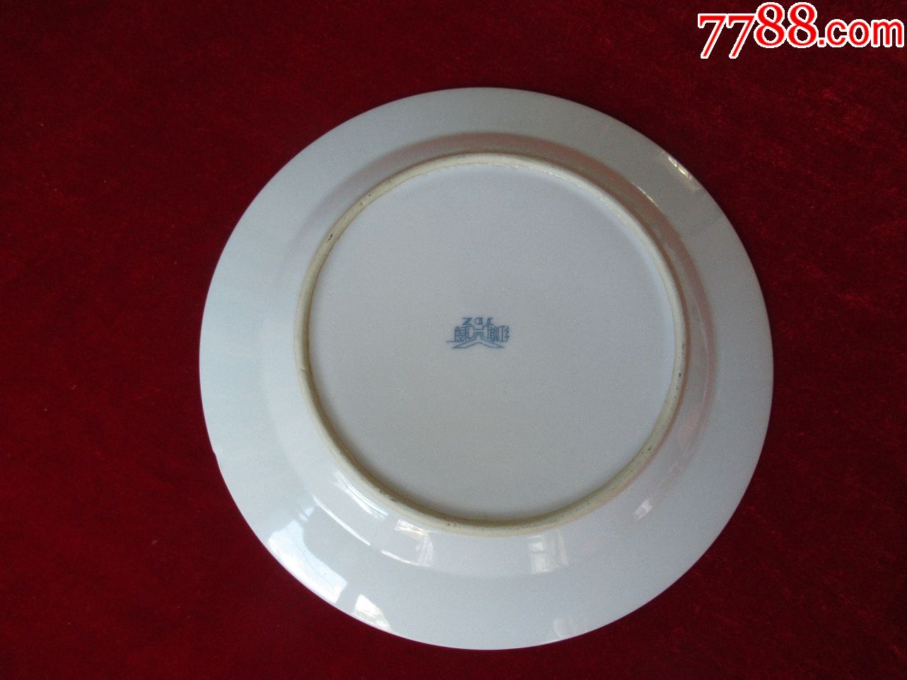 七十年代文革底款红旗瓷厂生产的青花花卉缠枝莲瓷盘(完美品相)