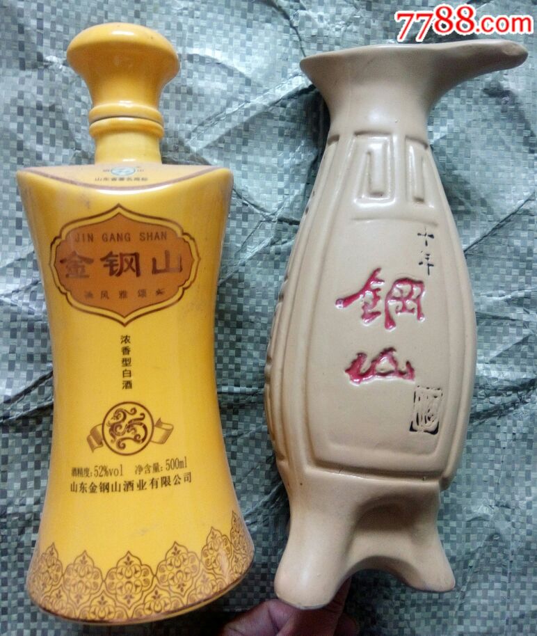 精美瓷器钢山十年三角鼎形状网上孤品金钢山景德镇制酒瓶一对合售