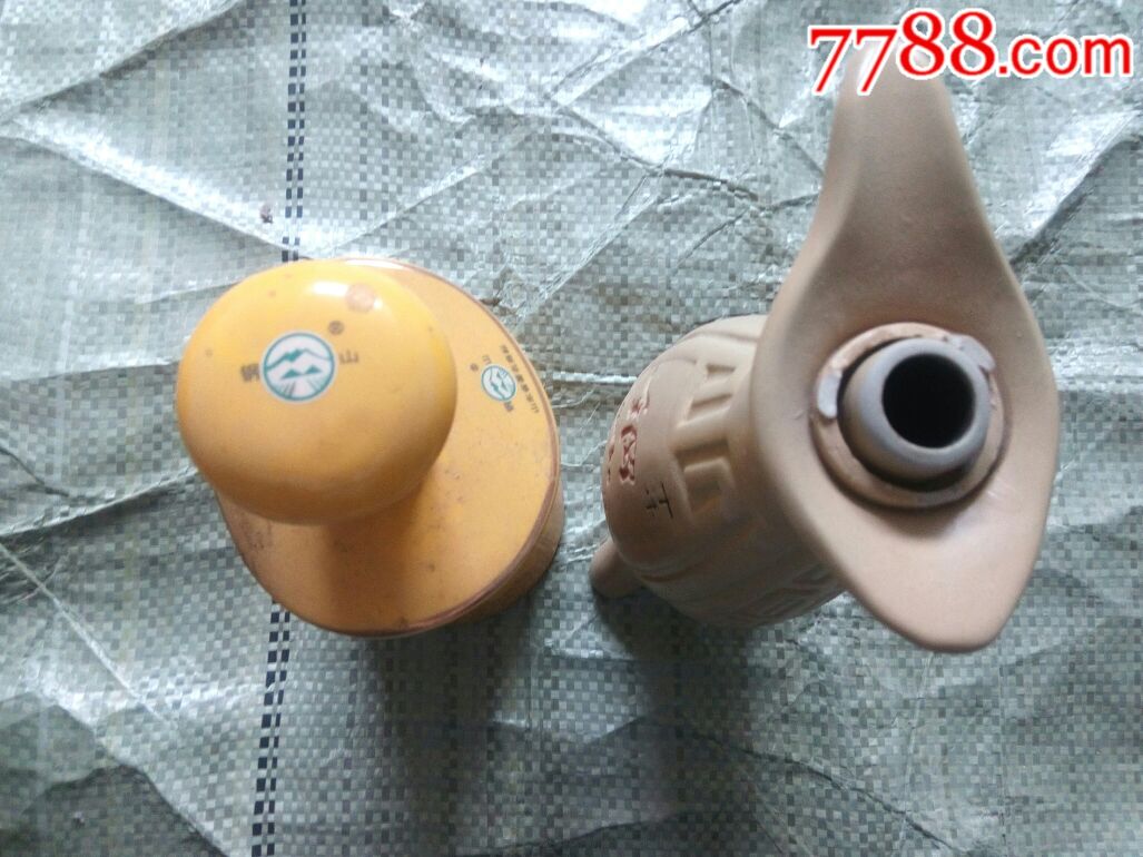 精美瓷器钢山十年三角鼎形状网上孤品金钢山景德镇制酒瓶一对合售