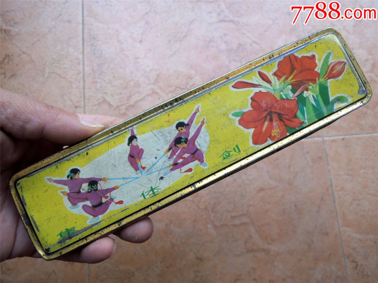 老国货收藏18090170年代体育题材铁皮文具盒集体剑