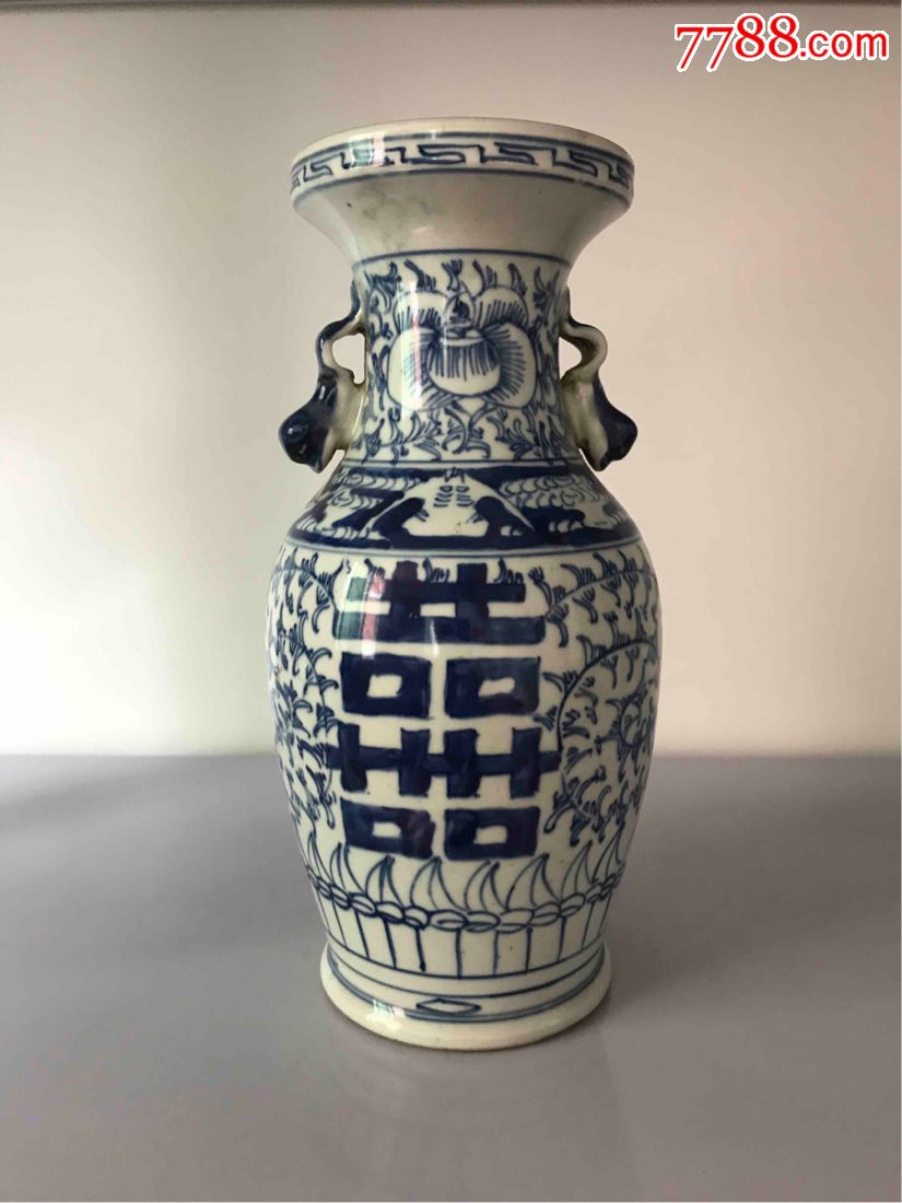青花喜字双狮耳花瓶