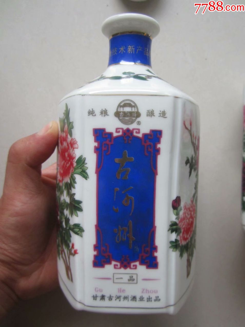 古河州酒瓶一对甘肃古河州酒厂出品牡丹花图案原装瓷瓶盖木塞缺失