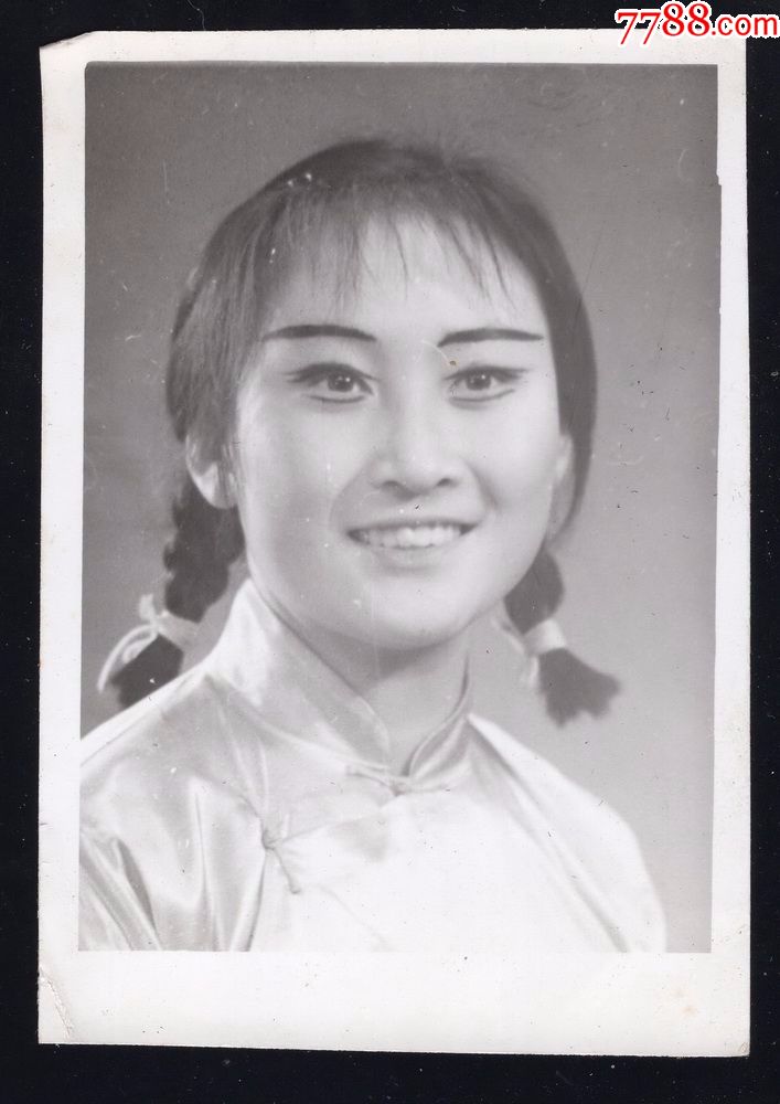 70年代辫子美女老照片1张(尺寸约7.5*10.5厘米)