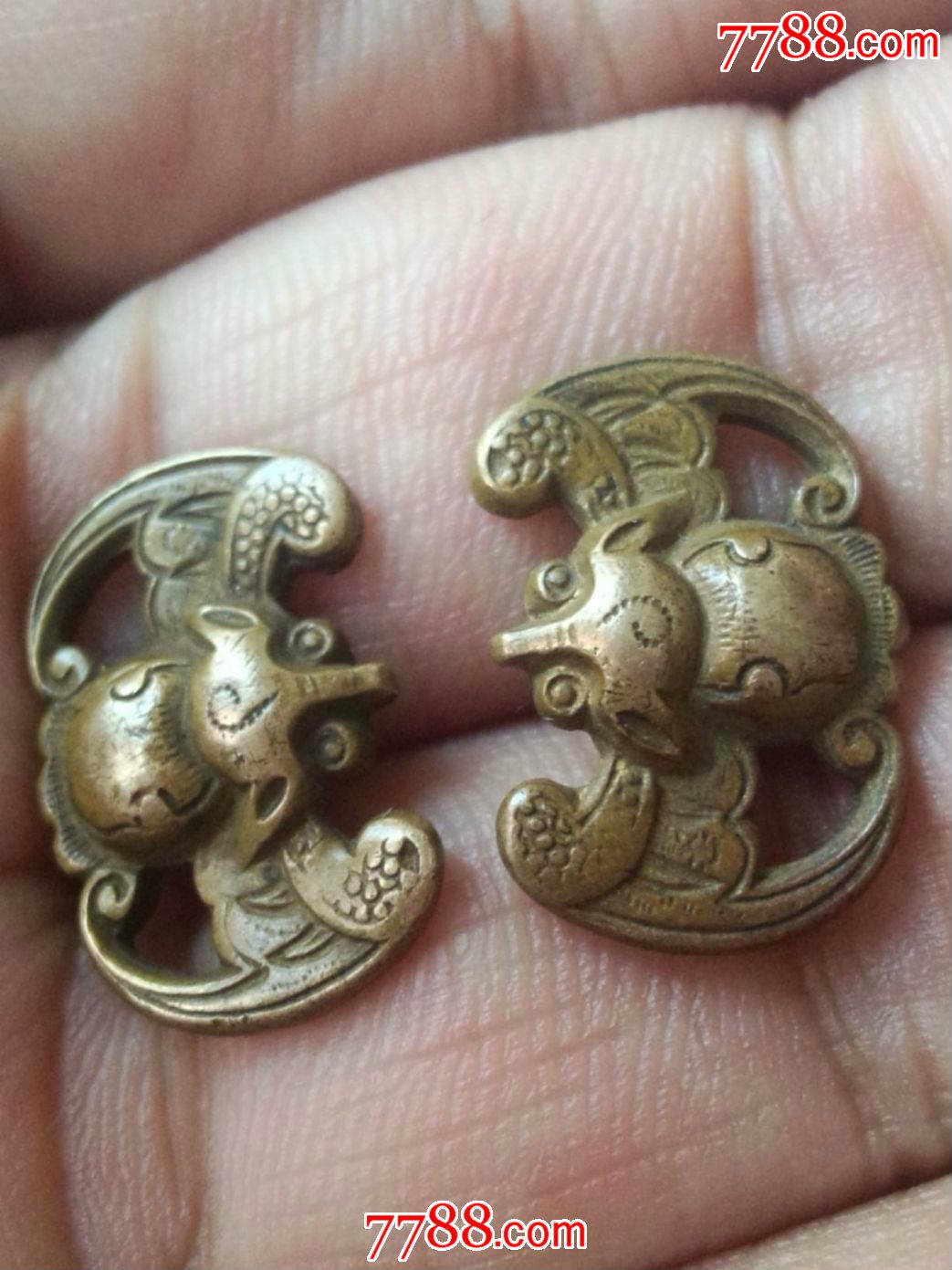 清代蝙蝠形小铜挂件一对