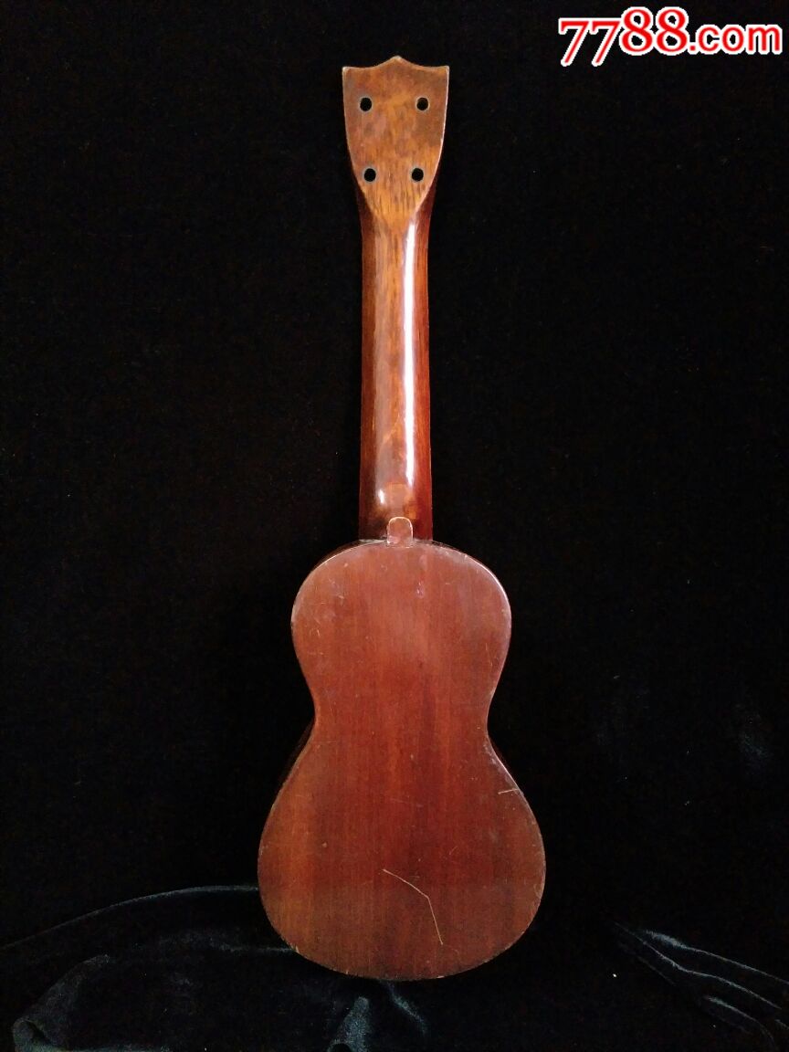 梅花牌四弦吉他