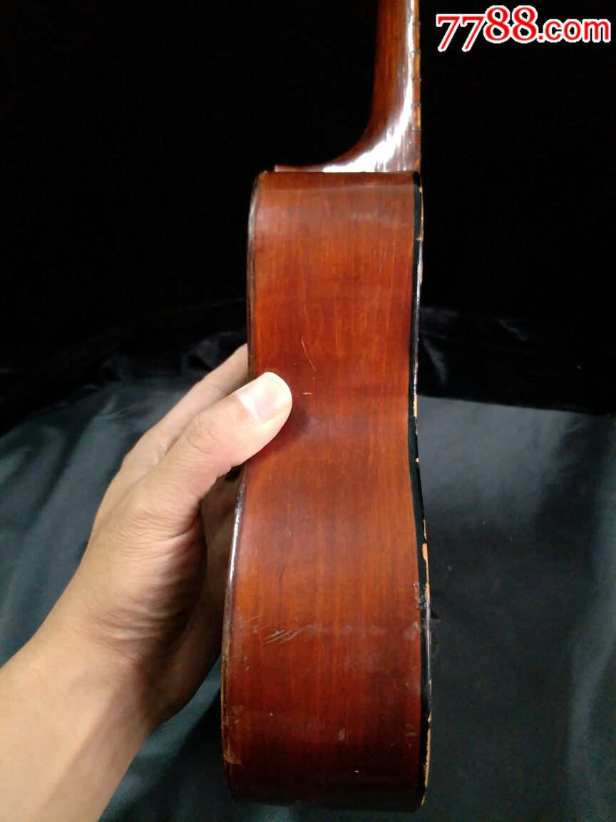 梅花牌四弦吉他