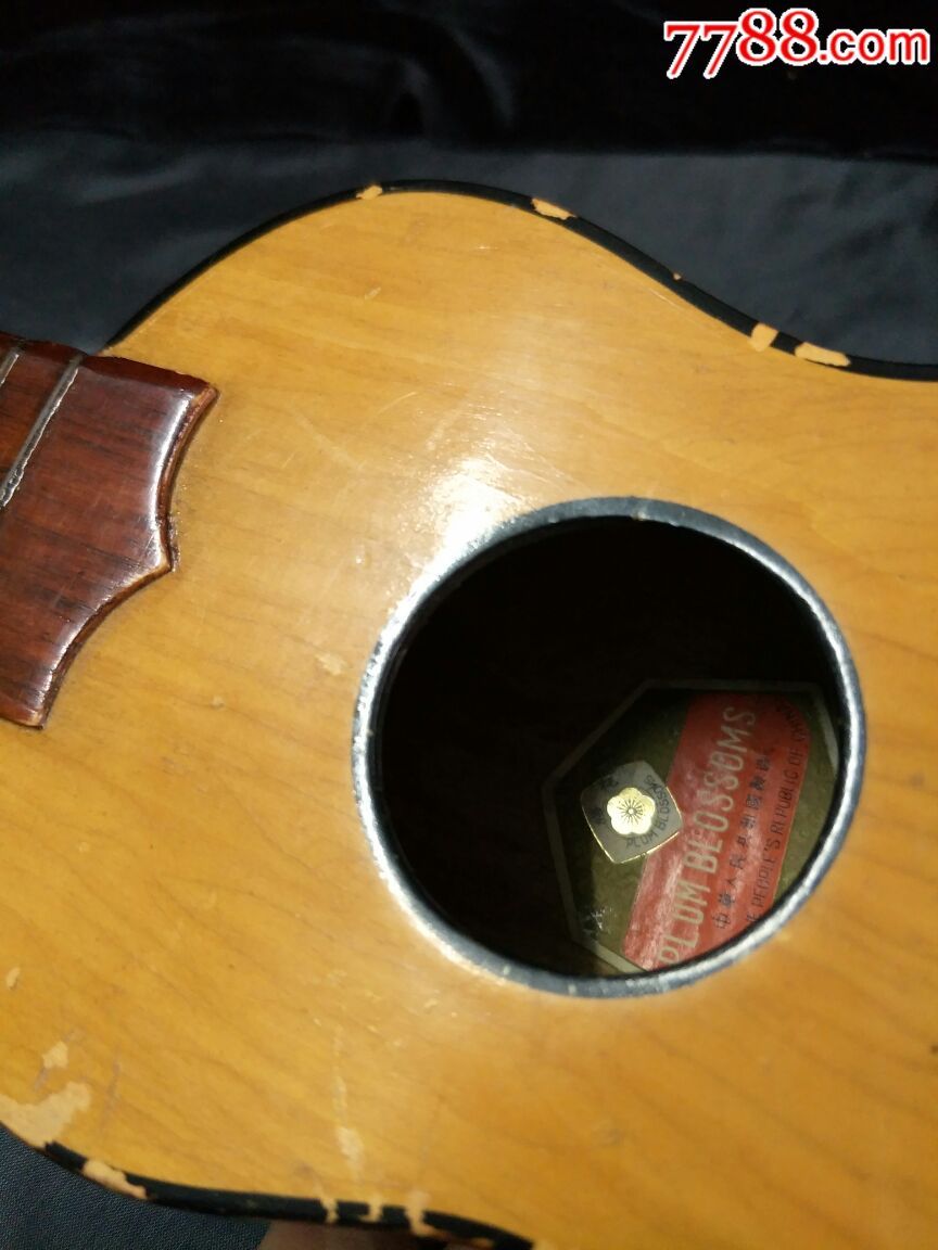 梅花牌四弦吉他