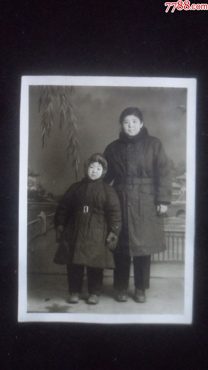 五十年代母子穿棉猴,室内布景照-老照片-7788收藏