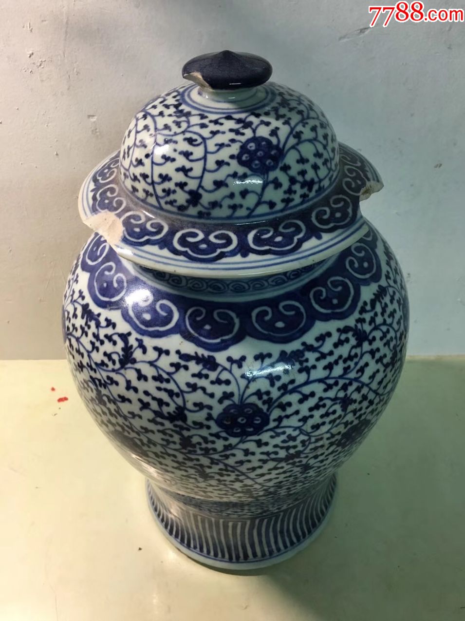 清中期青花缠枝纹将军罐