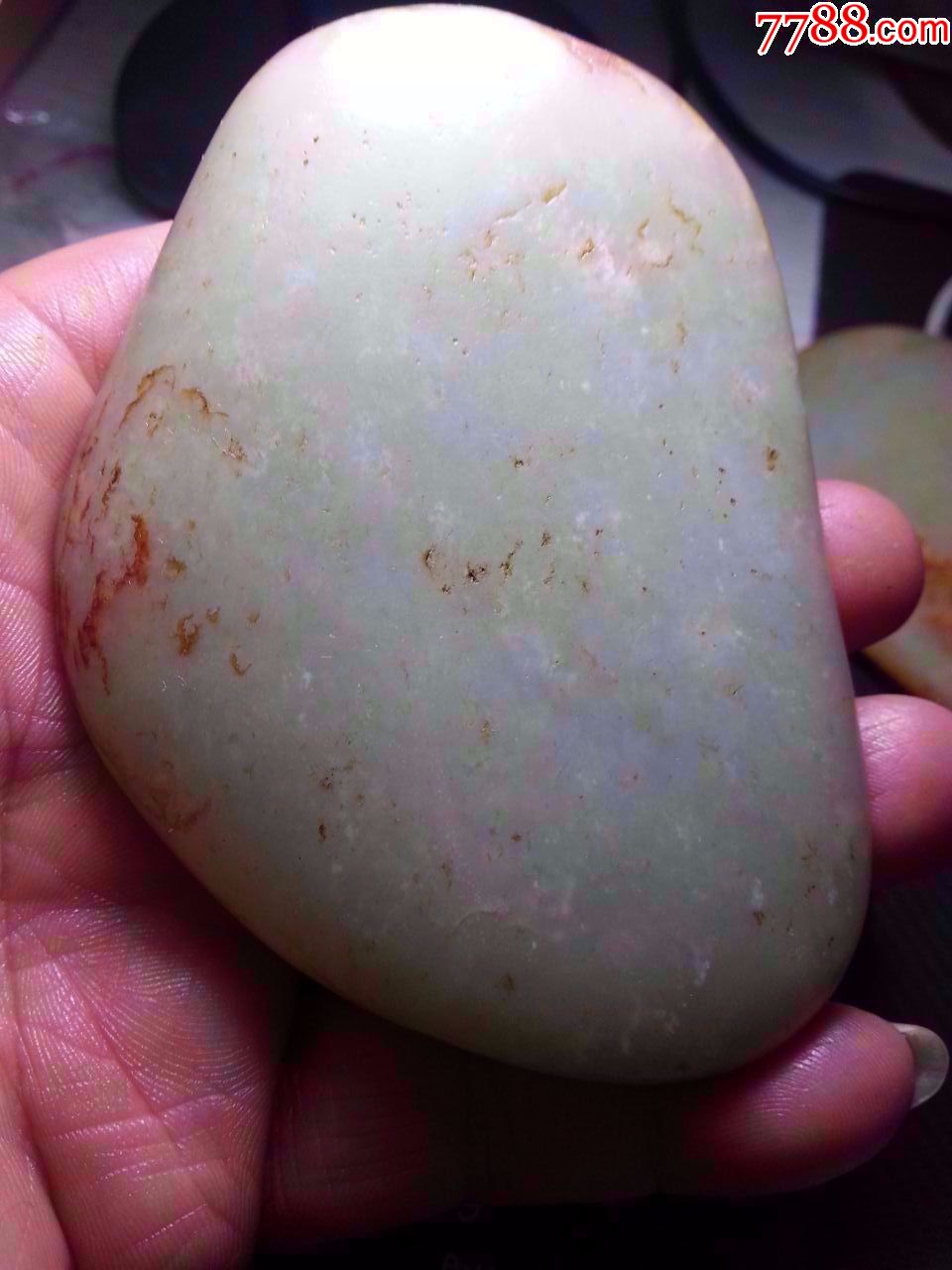 细腻和田青白玉籽料一块原籽原料手电照射透闪很深