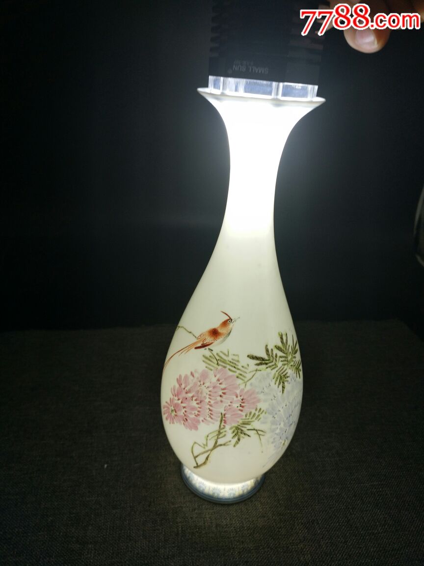 建国瓷蛋壳瓷纯手绘玉壶春瓶.高23.8厘米,宽8厘米.全品.
