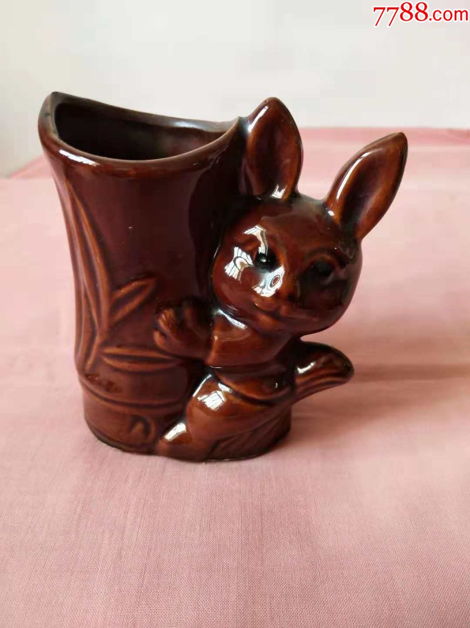 双面兔陶瓷笔筒